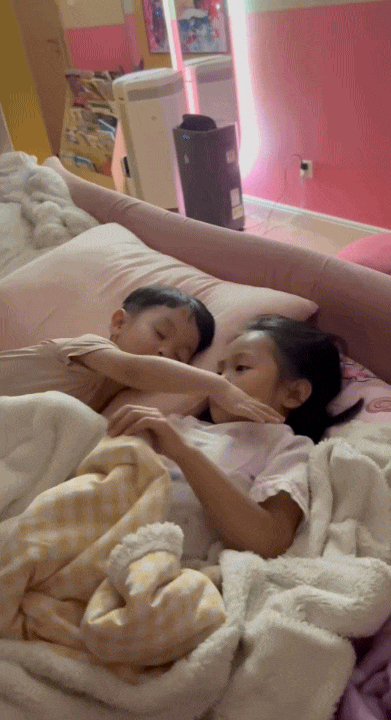 Mê cái cách cậu út Sutin quan tâm chị Suchin bị ốm, bố Cường Đô La - mẹ Đàm Thu Trang dạy con khéo ghê!- Ảnh 3.