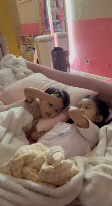 Mê cái cách cậu út Sutin quan tâm chị Suchin bị ốm, bố Cường Đô La - mẹ Đàm Thu Trang dạy con khéo ghê!- Ảnh 1.