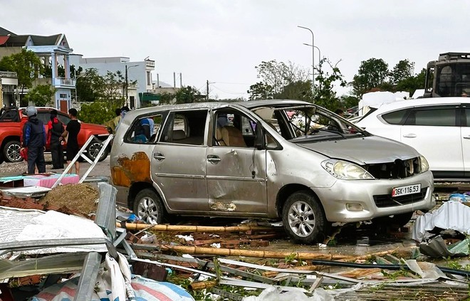 Ô tô bị thổi bay, sập mố cầu ở Thanh Hóa trong bão số 10- Ảnh 6.