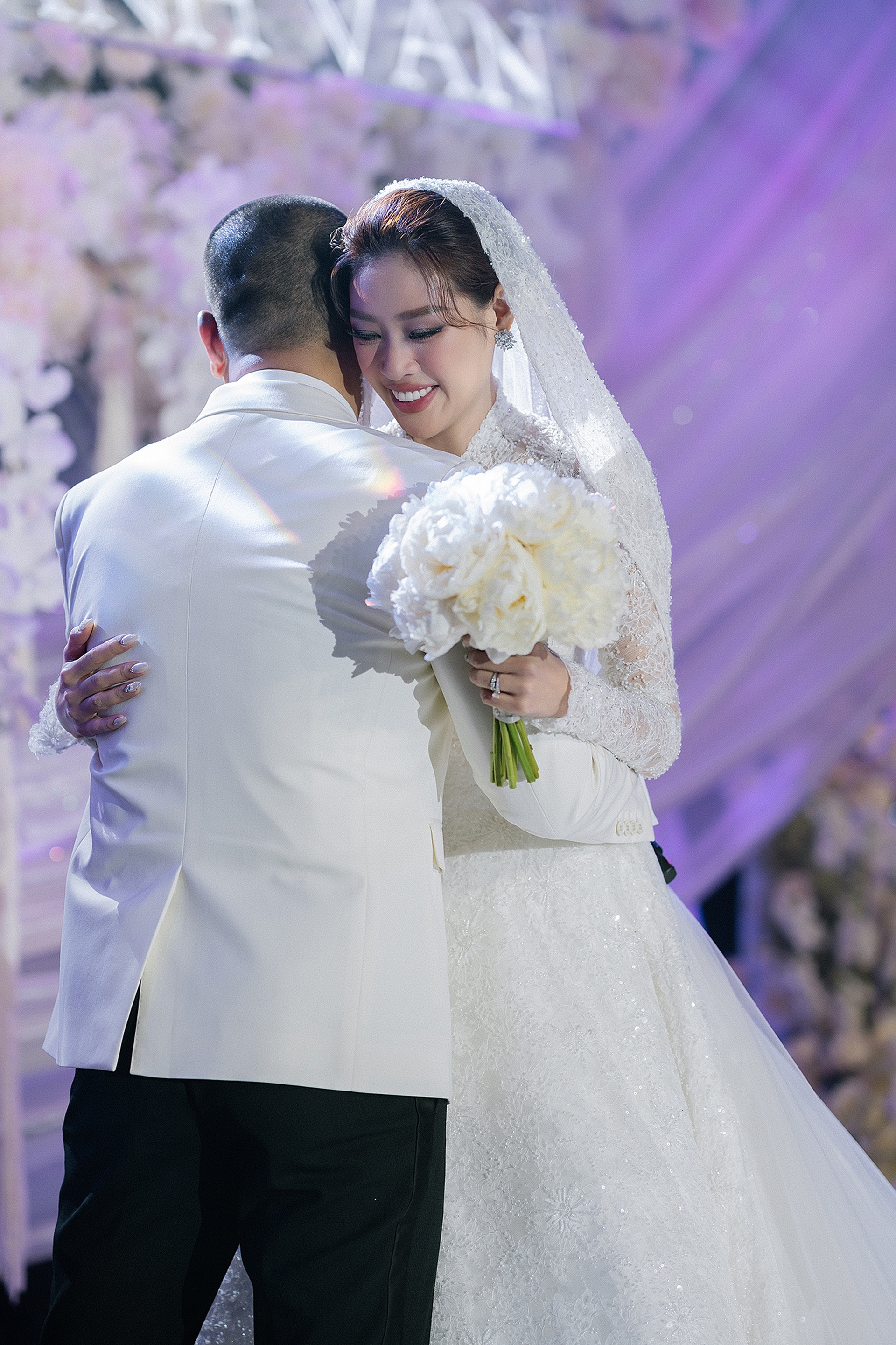 Hoa hậu Việt lấy chồng hơn 17 tuổi đã có con riêng, lộ thái độ thật ngay tại đám cưới- Ảnh 2.