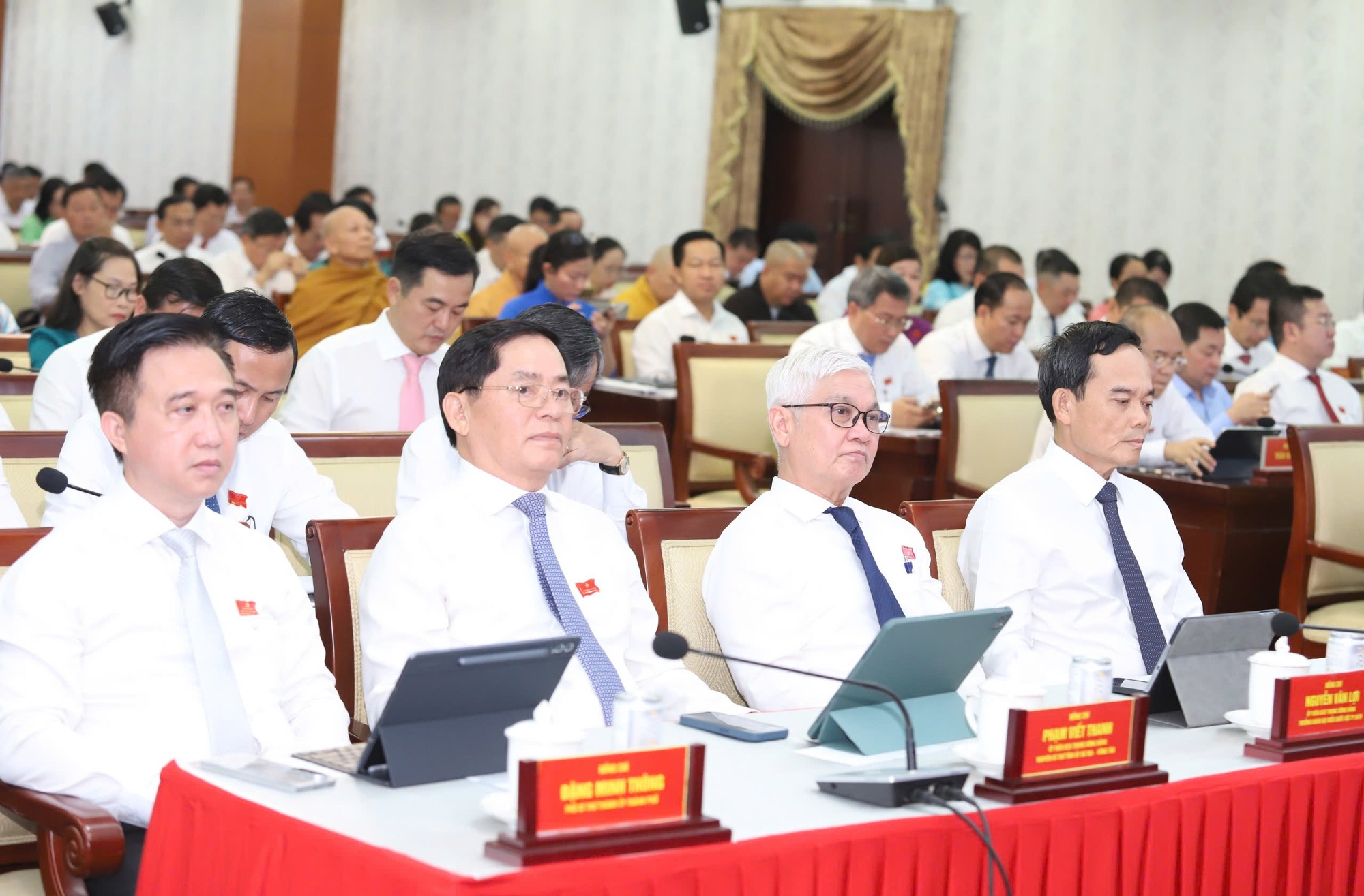 HĐND TP HCM khai mạc kỳ họp có khối lượng công việc lớn nhất từ sau sáp nhập- Ảnh 1.