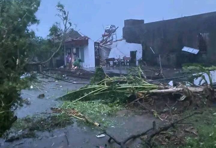 Lốc xoáy kéo sập nhiều nhà dân ở Ninh Bình, 6 người thiệt mạng- Ảnh 2.