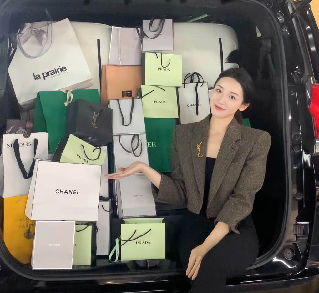 photo-1759151338808 photo-1759151338808