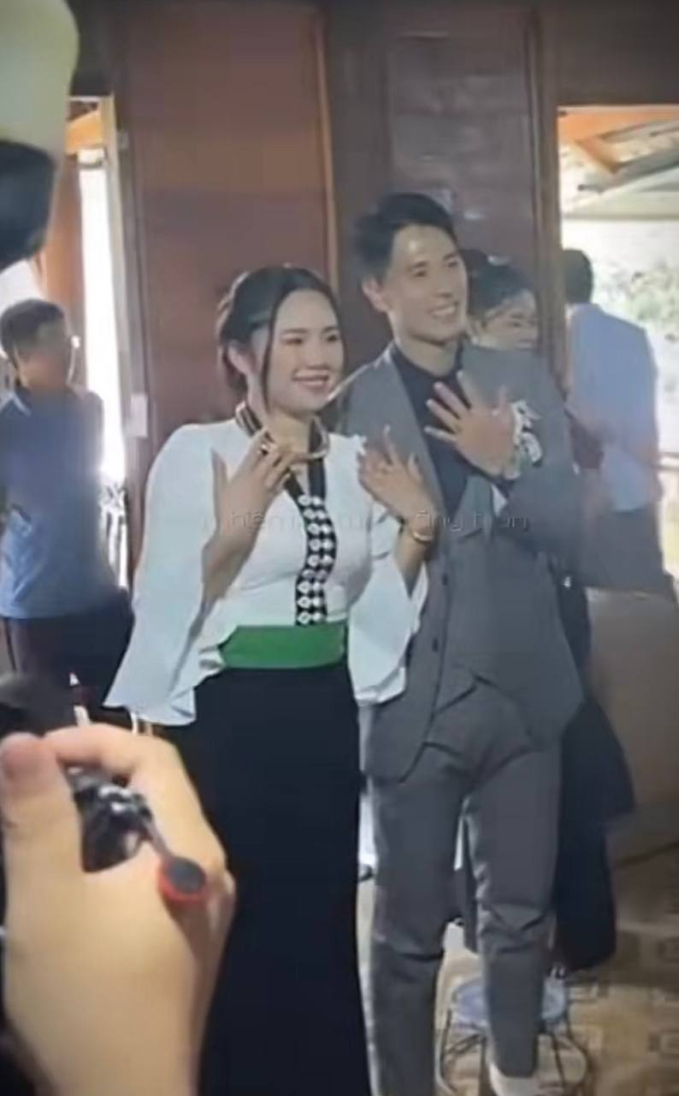 Cầu thủ nổi tiếng cưới cô gái Điện Biên, 2 năm sau cuộc sống khiến ai cũng ngưỡng mộ- Ảnh 1. Cầu thủ nổi tiếng cưới cô gái Điện Biên, 2 năm sau cuộc sống khiến ai cũng ngưỡng mộ- Ảnh 1.