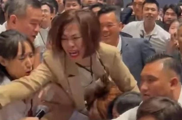 Vụ môi giới trèo cả lên bàn giật phiếu mua căn hộ ở TP HCM, chủ đầu tư nói "Chỉ là một khoảnh khắc ngắn"- Ảnh 1.