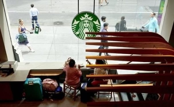 Từng có thời kỳ 2 cửa hàng nằm đối diện nhau trên một con phố, Starbucks nay phải đóng hàng trăm địa điểm: Khó khăn bủa vây ông lớn ngành cà phê- Ảnh 1.