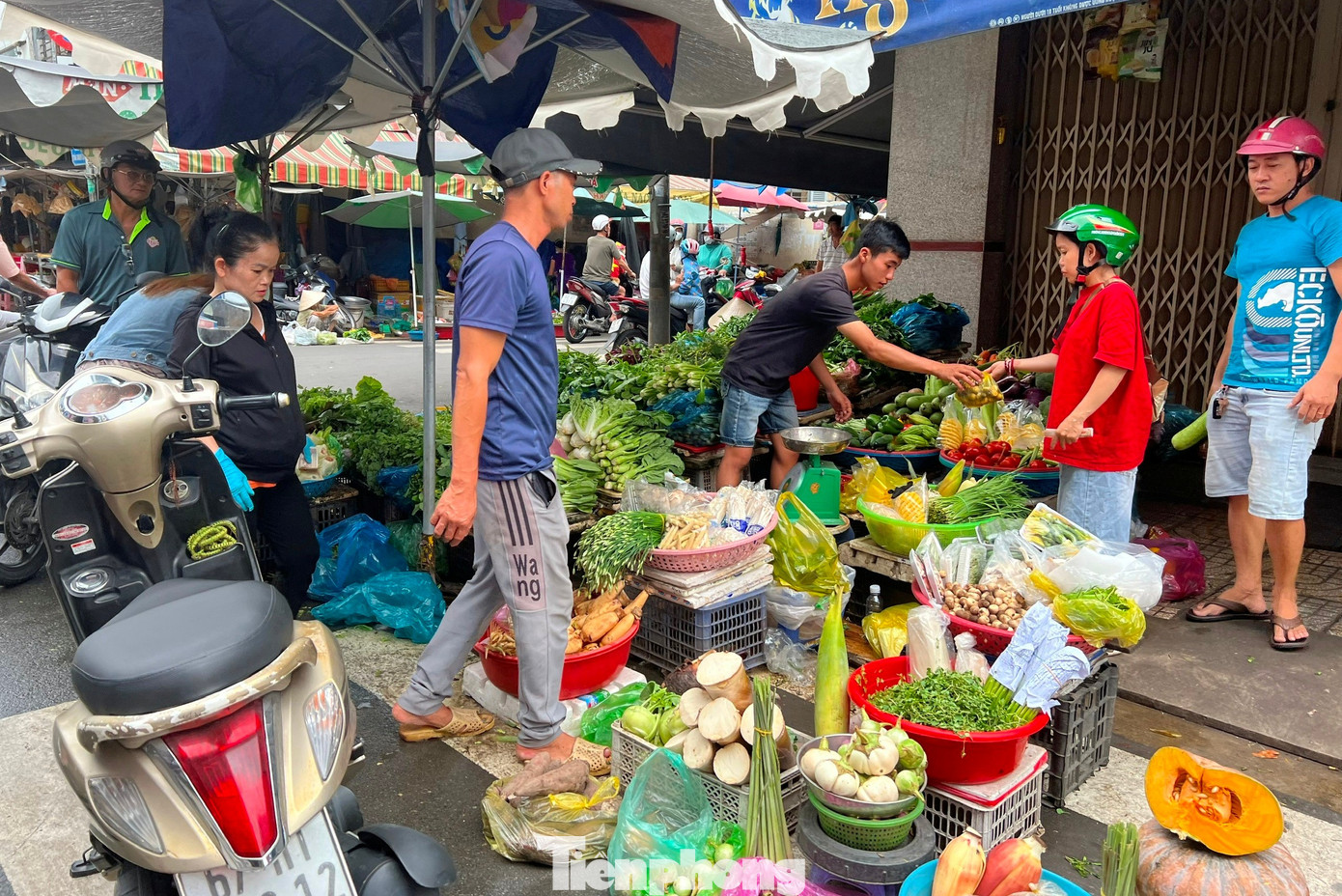 Giá rau củ 'tăng cấp' theo mưa bão- Ảnh 1.