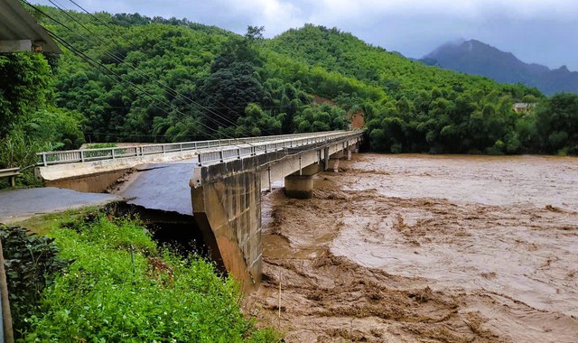 Ô tô bị thổi bay, sập mố cầu ở Thanh Hóa trong bão số 10- Ảnh 1.