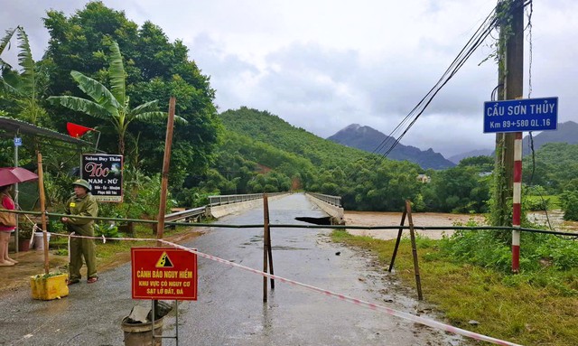 Ô tô bị thổi bay, sập mố cầu ở Thanh Hóa trong bão số 10- Ảnh 2.