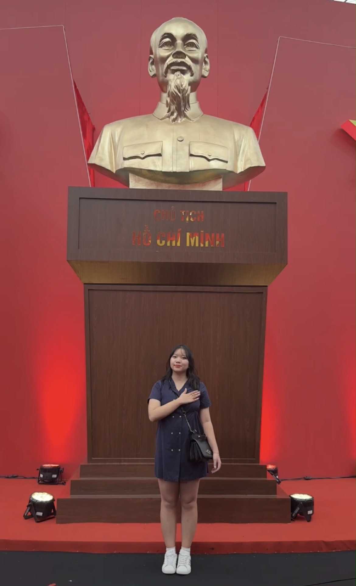 Lái ô tô từ Hải Phòng đi Hà Nội chơi lễ, gia đình 8 người chuẩn bị 80 triệu: "Tốn bao nhiêu tiền cũng không tiếc"- Ảnh 4. Lái ô tô từ Hải Phòng đi Hà Nội chơi lễ, gia đình 8 người chuẩn bị 80 triệu: "Tốn bao nhiêu tiền cũng không tiếc"- Ảnh 4.