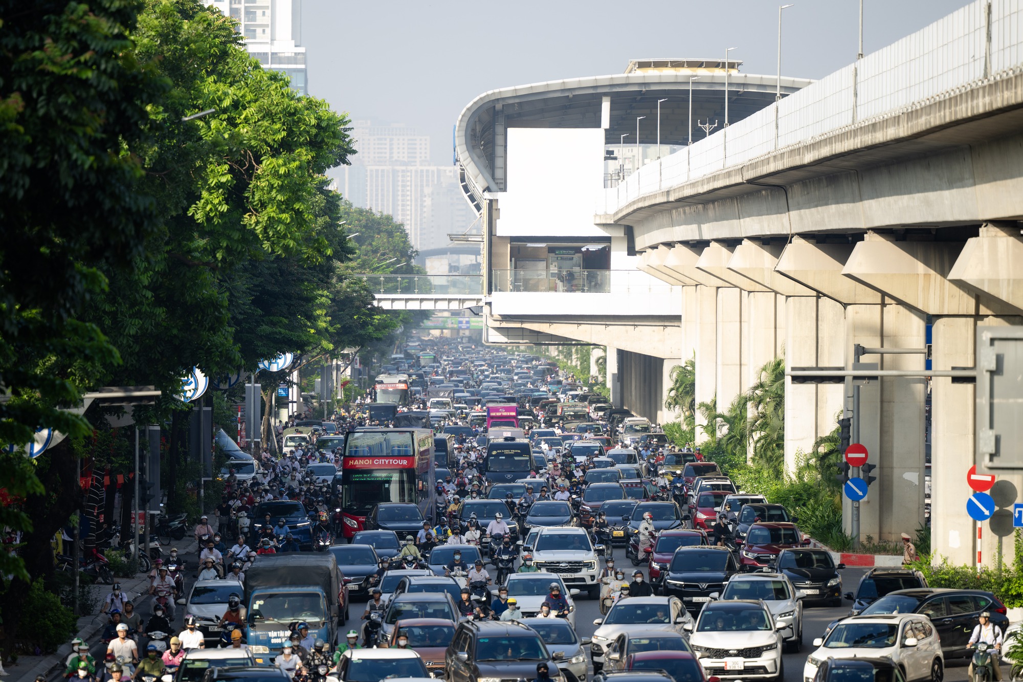 Mệt mỏi, chùn chân giữa biển ùn tắc ngày đầu đi làm trở lại sau kỳ nghỉ lễ 2/9- Ảnh 1. Mệt mỏi, chùn chân giữa biển ùn tắc ngày đầu đi làm trở lại sau kỳ nghỉ lễ 2/9- Ảnh 1.