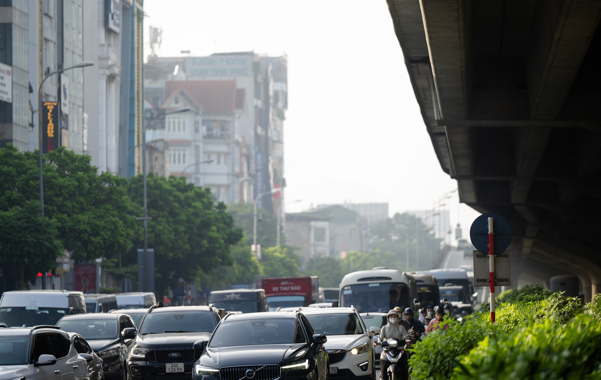 Mệt mỏi, chùn chân giữa biển ùn tắc ngày đầu đi làm trở lại sau kỳ nghỉ lễ 2/9- Ảnh 6. Mệt mỏi, chùn chân giữa biển ùn tắc ngày đầu đi làm trở lại sau kỳ nghỉ lễ 2/9- Ảnh 6.