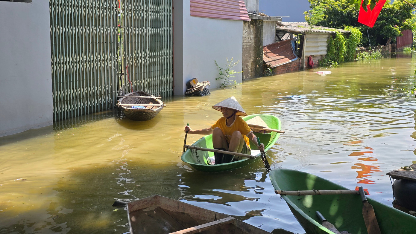 Hà Nội: Ngập sâu gần 1m, người dân nhiều xã ngoại thành phải dùng thuyền- Ảnh 4. Hà Nội: Ngập sâu gần 1m, người dân nhiều xã ngoại thành phải dùng thuyền- Ảnh 4.