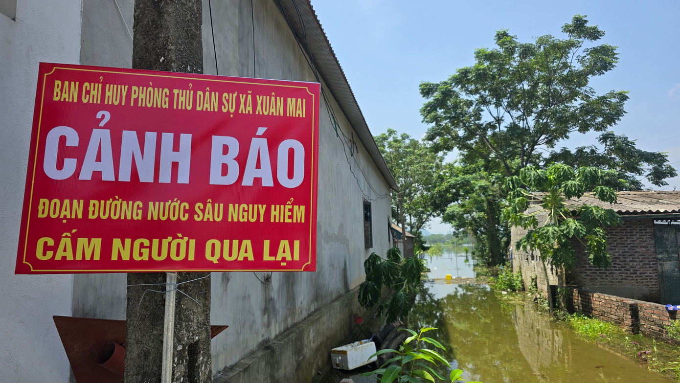 Hà Nội: Ngập sâu gần 1m, người dân nhiều xã ngoại thành phải dùng thuyền- Ảnh 13. Hà Nội: Ngập sâu gần 1m, người dân nhiều xã ngoại thành phải dùng thuyền- Ảnh 13.