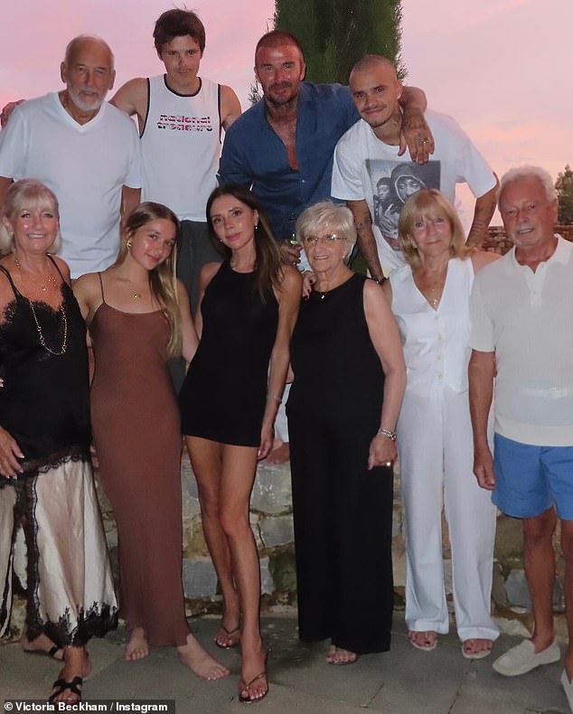 Mê mẩn ngắm tiểu thư Harper Beckham tuổi 14, làn da căng bóng, mặc tạp dề vào bếp cùng bố cũng xinh đẹp vô cùng!- Ảnh 3.