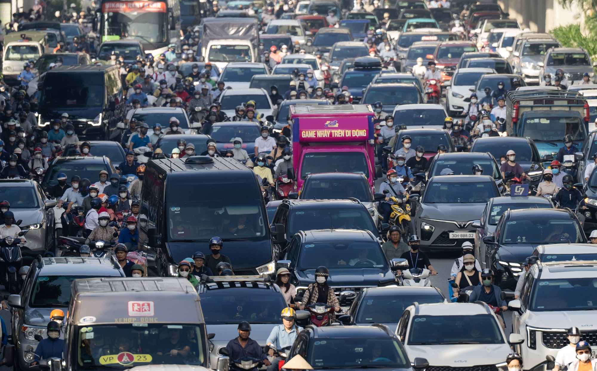 Mệt mỏi, chùn chân giữa biển ùn tắc ngày đầu đi làm trở lại sau kỳ nghỉ lễ 2/9- Ảnh 7. Mệt mỏi, chùn chân giữa biển ùn tắc ngày đầu đi làm trở lại sau kỳ nghỉ lễ 2/9- Ảnh 7.