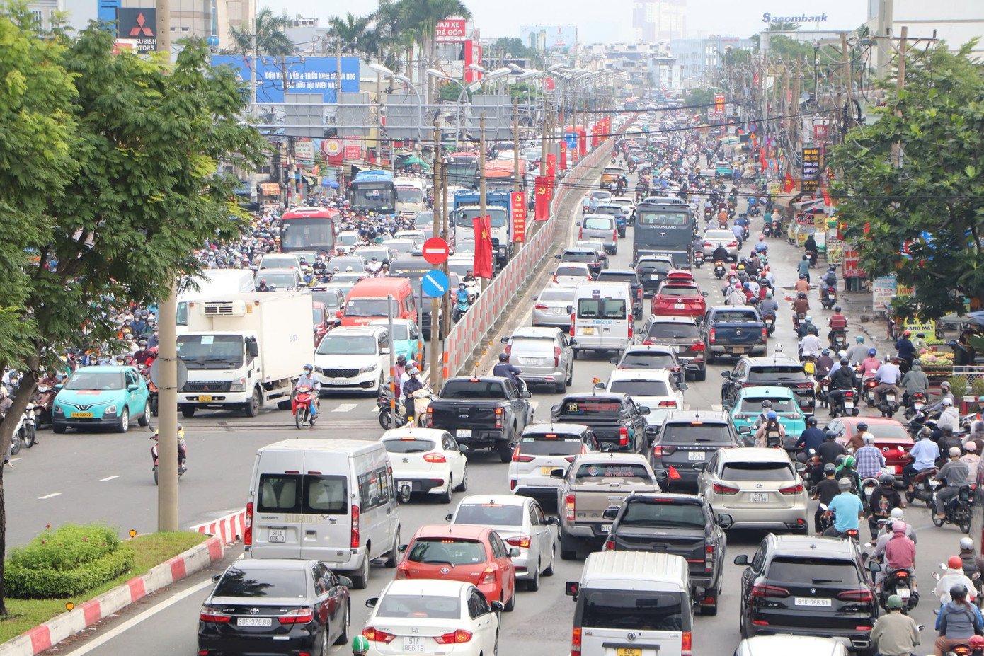 Các tuyến đường vào trung tâm TPHCM kẹt cứng trong ngày đầu đi làm sau lễ- Ảnh 5. Các tuyến đường vào trung tâm TPHCM kẹt cứng trong ngày đầu đi làm sau lễ- Ảnh 5.
