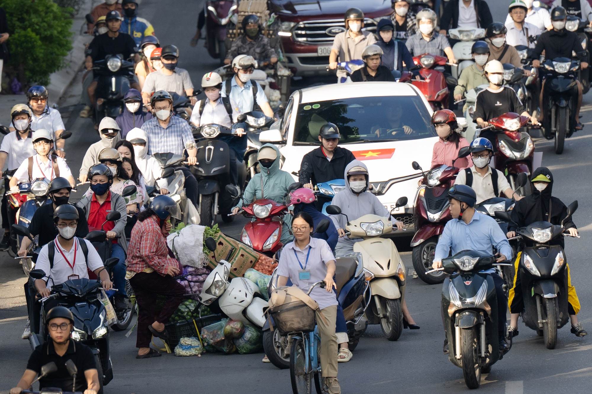 Mệt mỏi, chùn chân giữa biển ùn tắc ngày đầu đi làm trở lại sau kỳ nghỉ lễ 2/9- Ảnh 9. Mệt mỏi, chùn chân giữa biển ùn tắc ngày đầu đi làm trở lại sau kỳ nghỉ lễ 2/9- Ảnh 9.