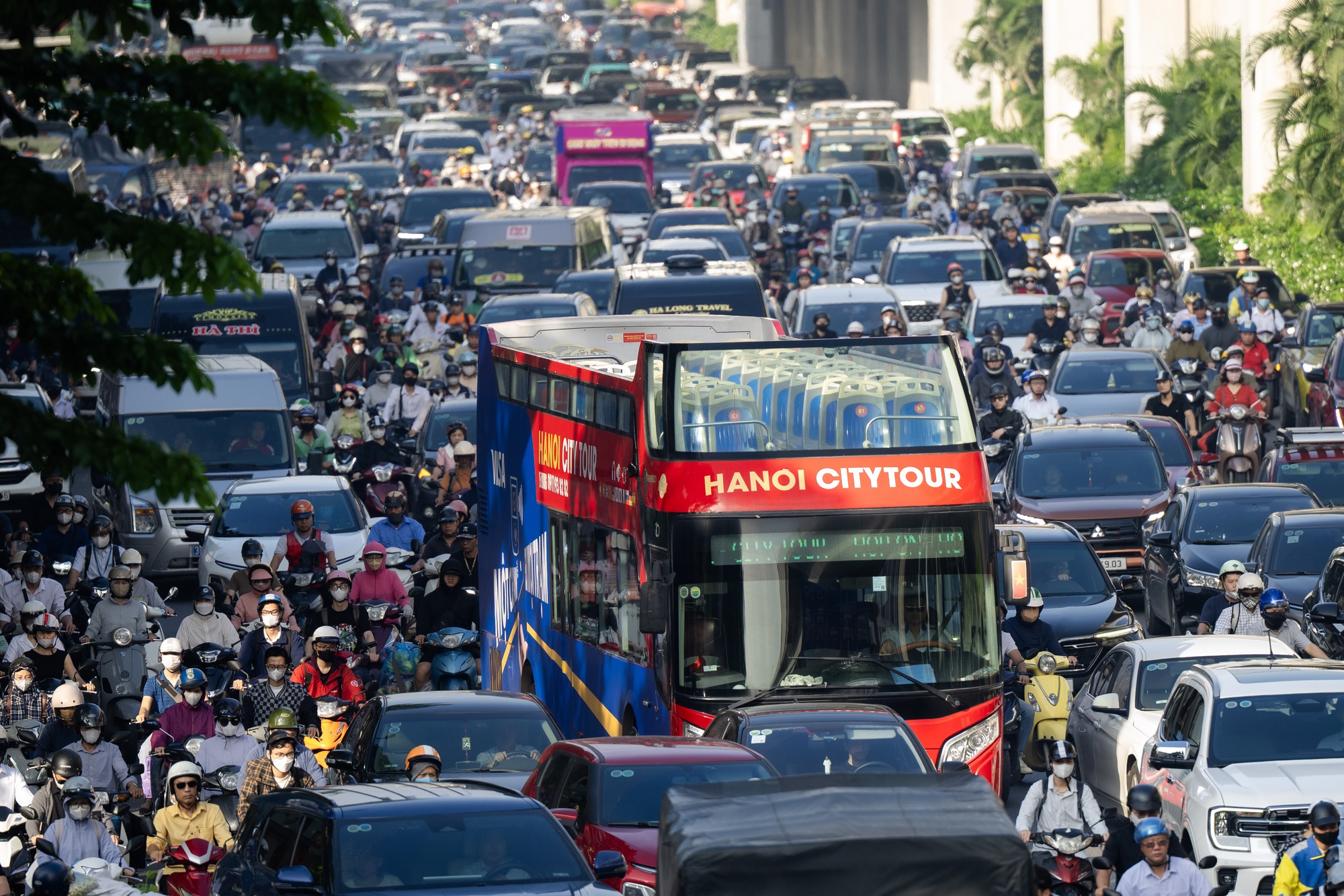 Mệt mỏi, chùn chân giữa biển ùn tắc ngày đầu đi làm trở lại sau kỳ nghỉ lễ 2/9- Ảnh 10. Mệt mỏi, chùn chân giữa biển ùn tắc ngày đầu đi làm trở lại sau kỳ nghỉ lễ 2/9- Ảnh 10.