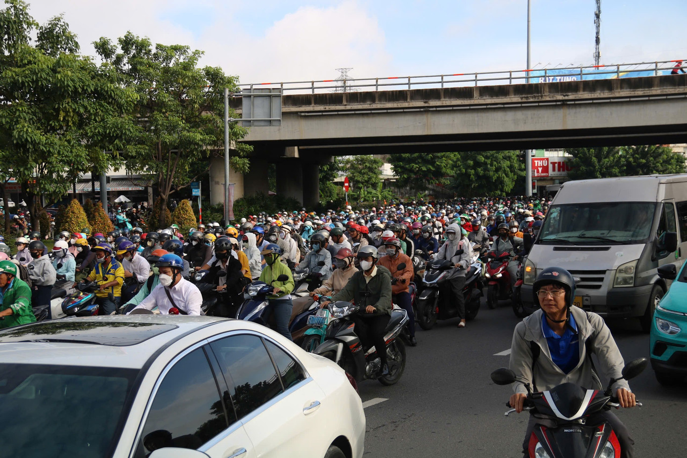 Các tuyến đường vào trung tâm TPHCM kẹt cứng trong ngày đầu đi làm sau lễ- Ảnh 8. Các tuyến đường vào trung tâm TPHCM kẹt cứng trong ngày đầu đi làm sau lễ- Ảnh 8.