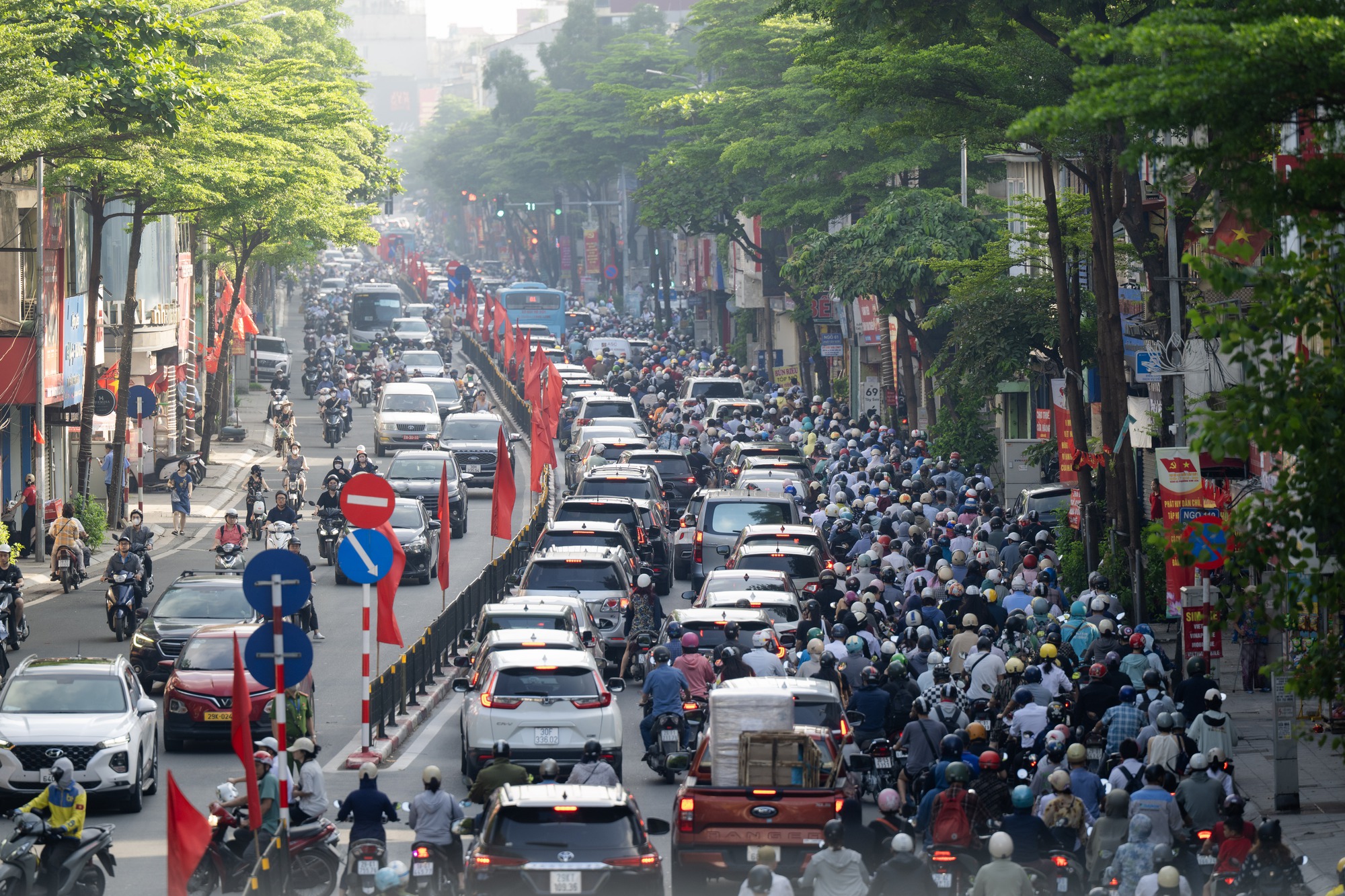 Mệt mỏi, chùn chân giữa biển ùn tắc ngày đầu đi làm trở lại sau kỳ nghỉ lễ 2/9- Ảnh 13. Mệt mỏi, chùn chân giữa biển ùn tắc ngày đầu đi làm trở lại sau kỳ nghỉ lễ 2/9- Ảnh 13.