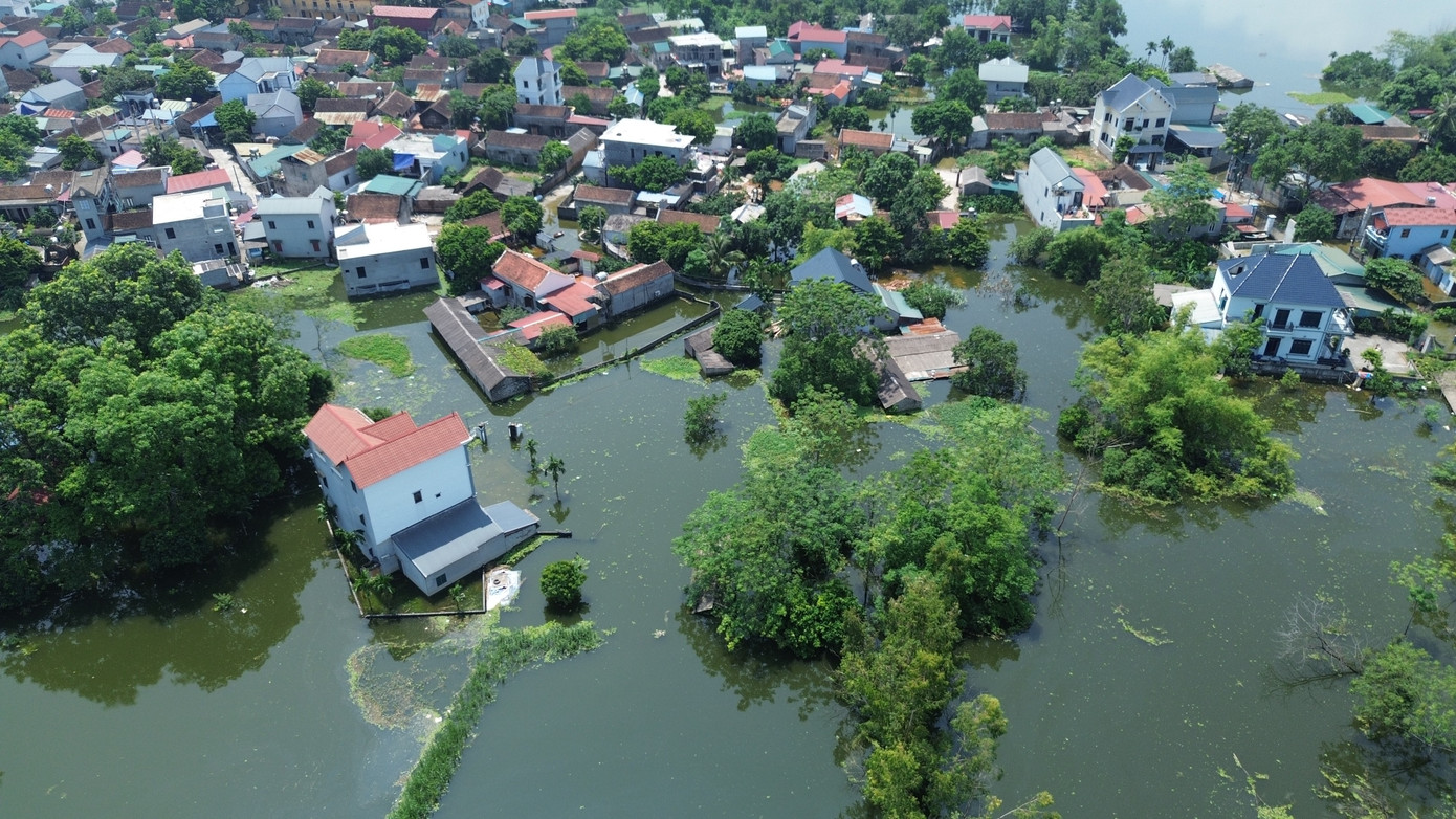 Hà Nội: Ngập sâu gần 1m, người dân nhiều xã ngoại thành phải dùng thuyền- Ảnh 8. Hà Nội: Ngập sâu gần 1m, người dân nhiều xã ngoại thành phải dùng thuyền- Ảnh 8.