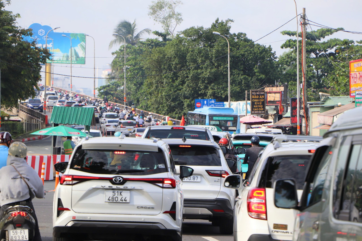 Các tuyến đường vào trung tâm TPHCM kẹt cứng trong ngày đầu đi làm sau lễ- Ảnh 9. Các tuyến đường vào trung tâm TPHCM kẹt cứng trong ngày đầu đi làm sau lễ- Ảnh 9.