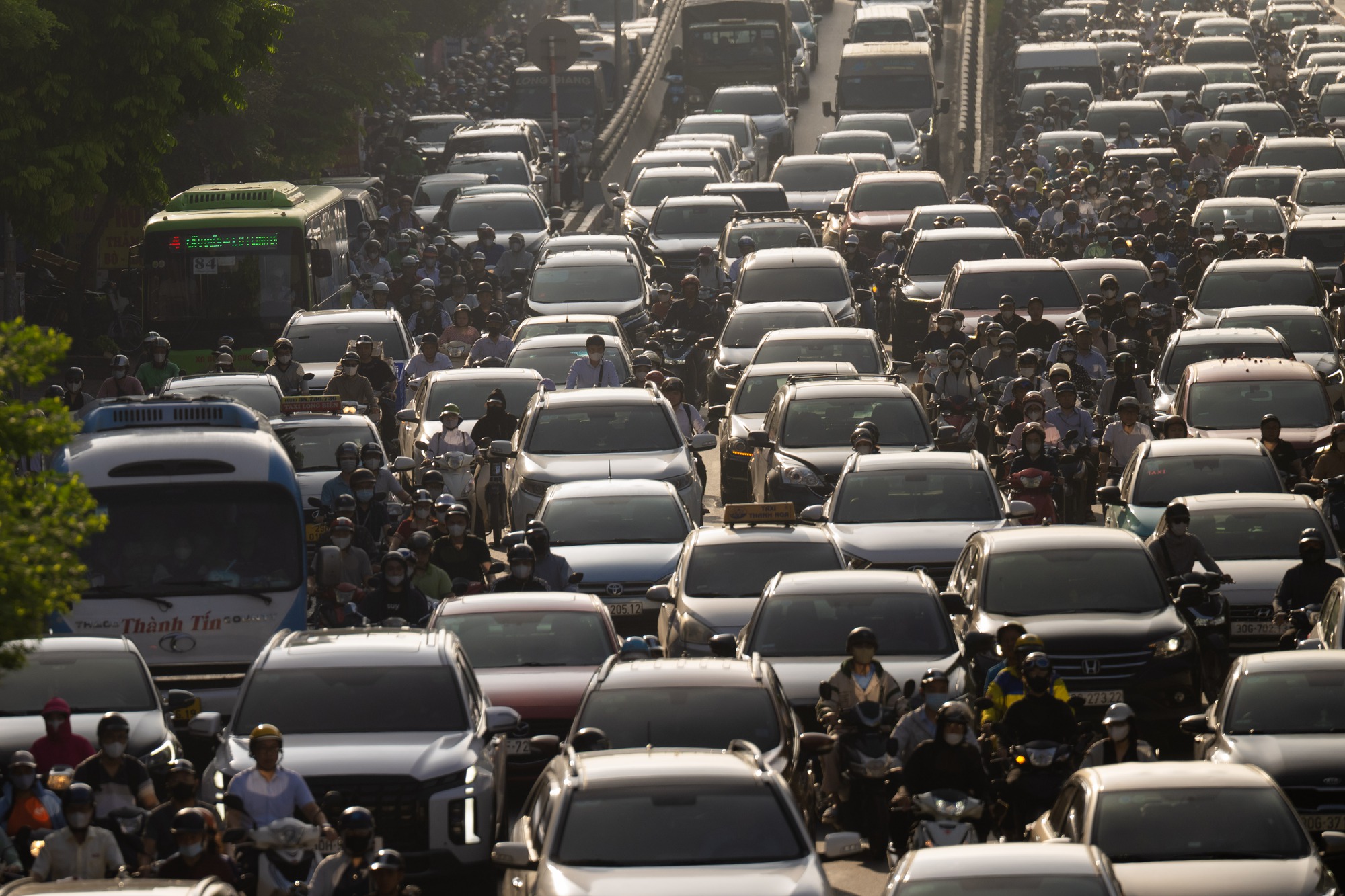 Mệt mỏi, chùn chân giữa biển ùn tắc ngày đầu đi làm trở lại sau kỳ nghỉ lễ 2/9- Ảnh 2. Mệt mỏi, chùn chân giữa biển ùn tắc ngày đầu đi làm trở lại sau kỳ nghỉ lễ 2/9- Ảnh 2.