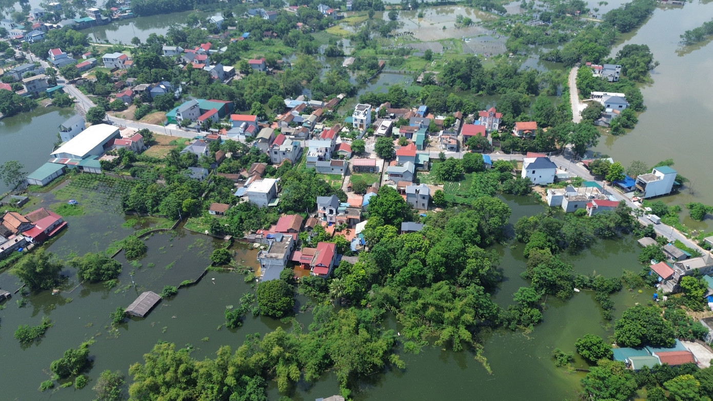 Hà Nội: Ngập sâu gần 1m, người dân nhiều xã ngoại thành phải dùng thuyền- Ảnh 1. Hà Nội: Ngập sâu gần 1m, người dân nhiều xã ngoại thành phải dùng thuyền- Ảnh 1.