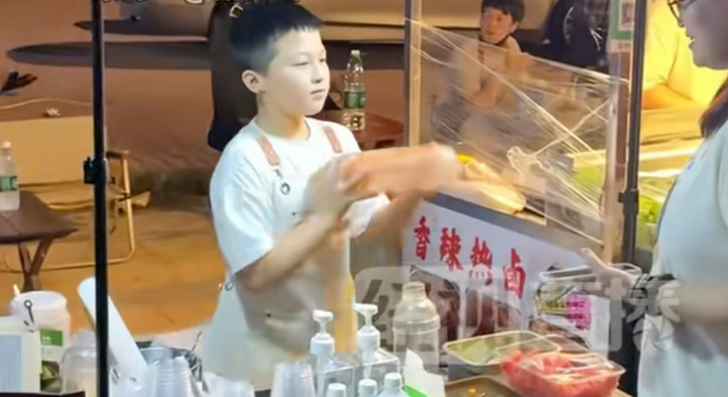 Cậu bé 11 tuổi kiếm 14 triệu đồng mỗi tháng nhờ bán trà sữa ở chợ đêm- Ảnh 1. Cậu bé 11 tuổi kiếm 14 triệu đồng mỗi tháng nhờ bán trà sữa ở chợ đêm- Ảnh 1.