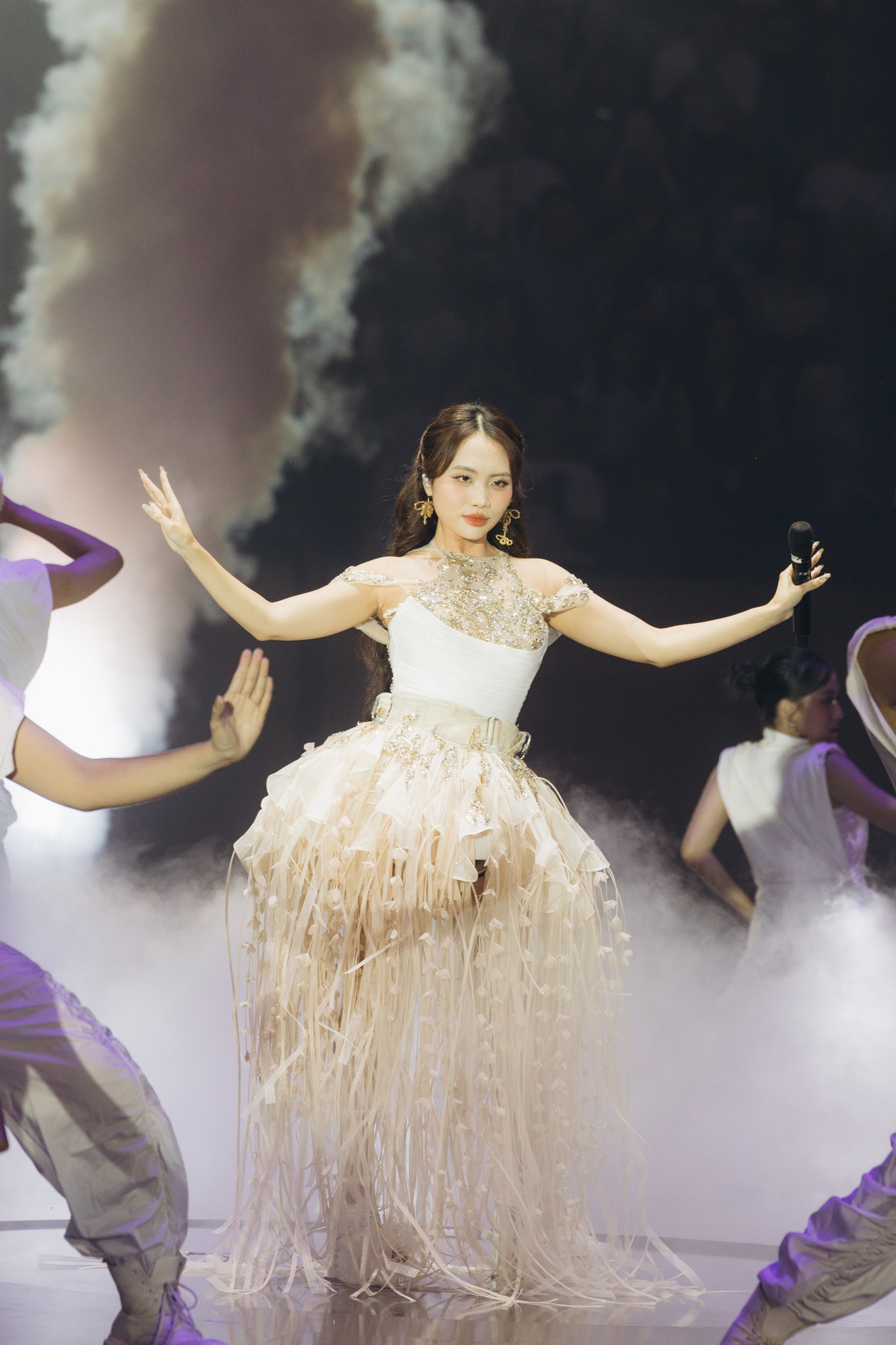 Nữ ca sĩ được diễn từ Đại lễ A50 đến A80: Đắt show bậc nhất thế hệ, cát-xê gây choáng làm CEO từ 20 tuổi- Ảnh 8.