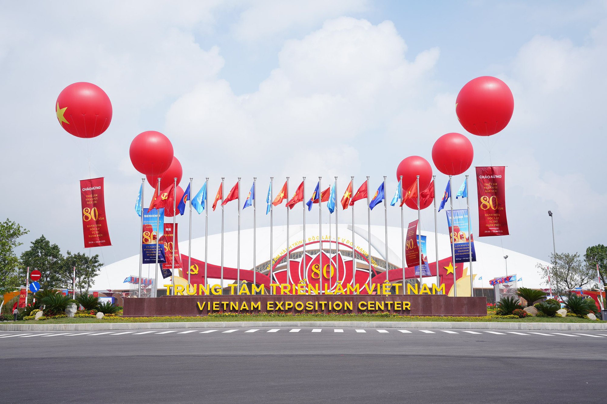 Công trình 90ha ở Việt Nam thu hút 4 triệu người: 10,5 tháng thi công tạo kỳ tích xây dựng, kỷ lục quốc tế- Ảnh 1. Công trình 90ha ở Việt Nam thu hút 4 triệu người: 10,5 tháng thi công tạo kỳ tích xây dựng, kỷ lục quốc tế- Ảnh 1.