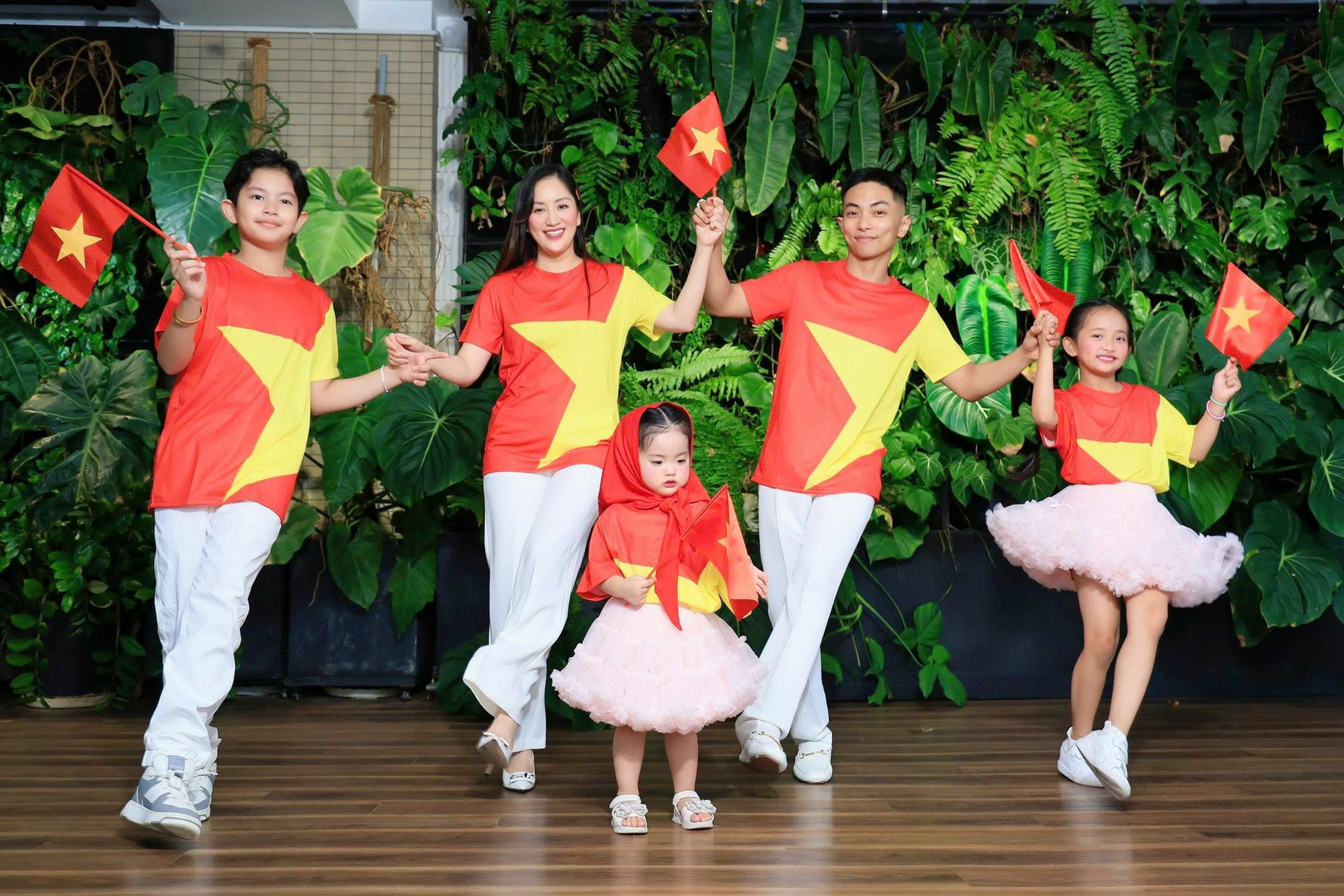 Gia đình Khánh Thi-Phan Hiển tung bộ ảnh yêu nước cực xịn, visual 3 Gia đình Khánh Thi-Phan Hiển tung bộ ảnh yêu nước cực xịn, visual 3