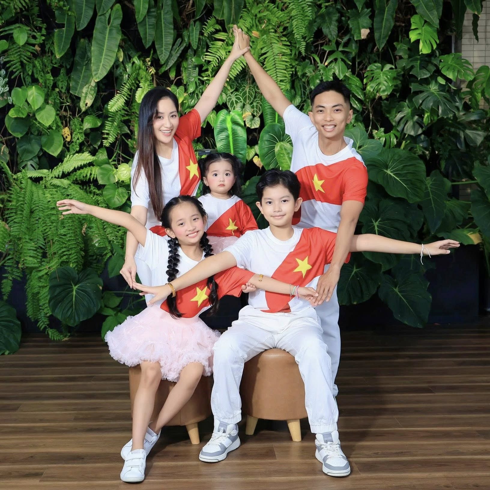 Gia đình Khánh Thi-Phan Hiển tung bộ ảnh yêu nước cực xịn, visual 3 Gia đình Khánh Thi-Phan Hiển tung bộ ảnh yêu nước cực xịn, visual 3