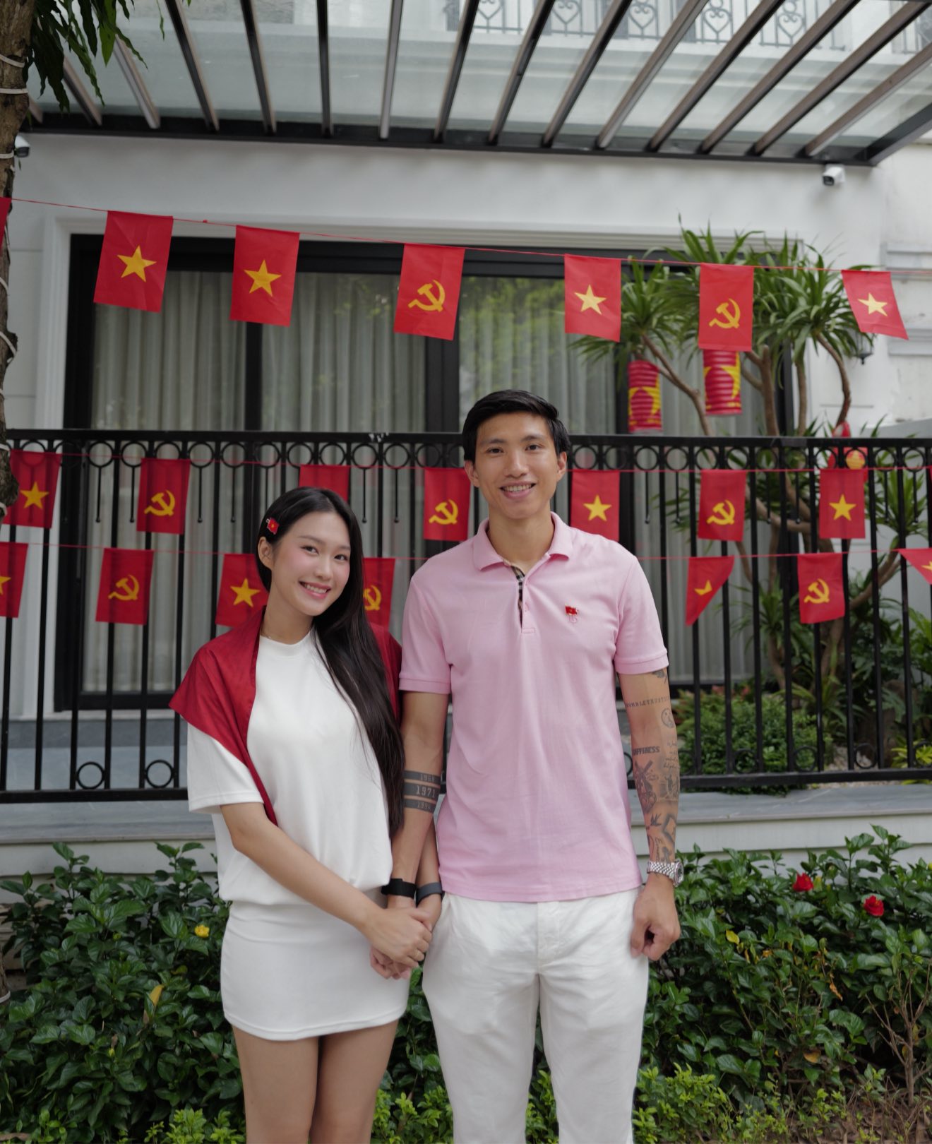 "Team qua đường" gặp Văn Hậu - Hải My check-in ngay trước biệt thự bạc tỷ mới xây, visual "cam thường" gây sốt!- Ảnh 3. "Team qua đường" gặp Văn Hậu - Hải My check-in ngay trước biệt thự bạc tỷ mới xây, visual "cam thường" gây sốt!- Ảnh 3.