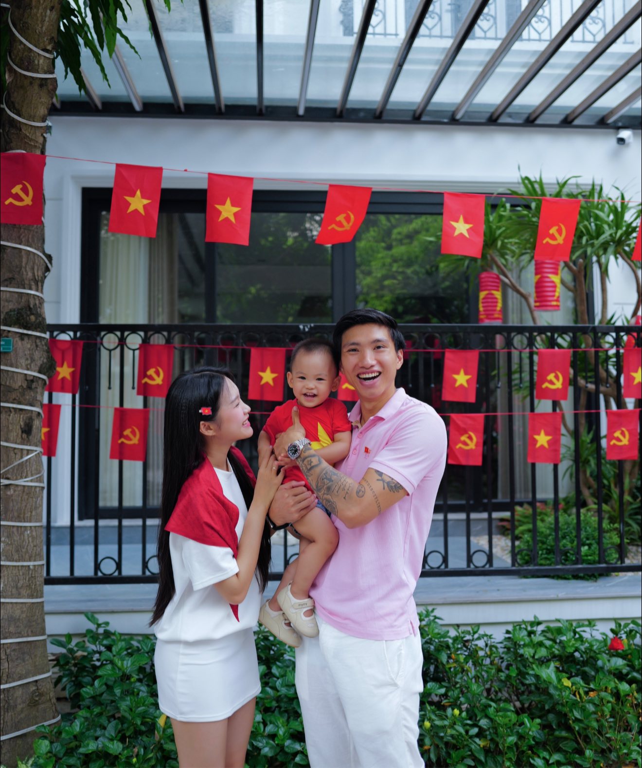 "Team qua đường" gặp Văn Hậu - Hải My check-in ngay trước biệt thự bạc tỷ mới xây, visual "cam thường" gây sốt!- Ảnh 4. "Team qua đường" gặp Văn Hậu - Hải My check-in ngay trước biệt thự bạc tỷ mới xây, visual "cam thường" gây sốt!- Ảnh 4.