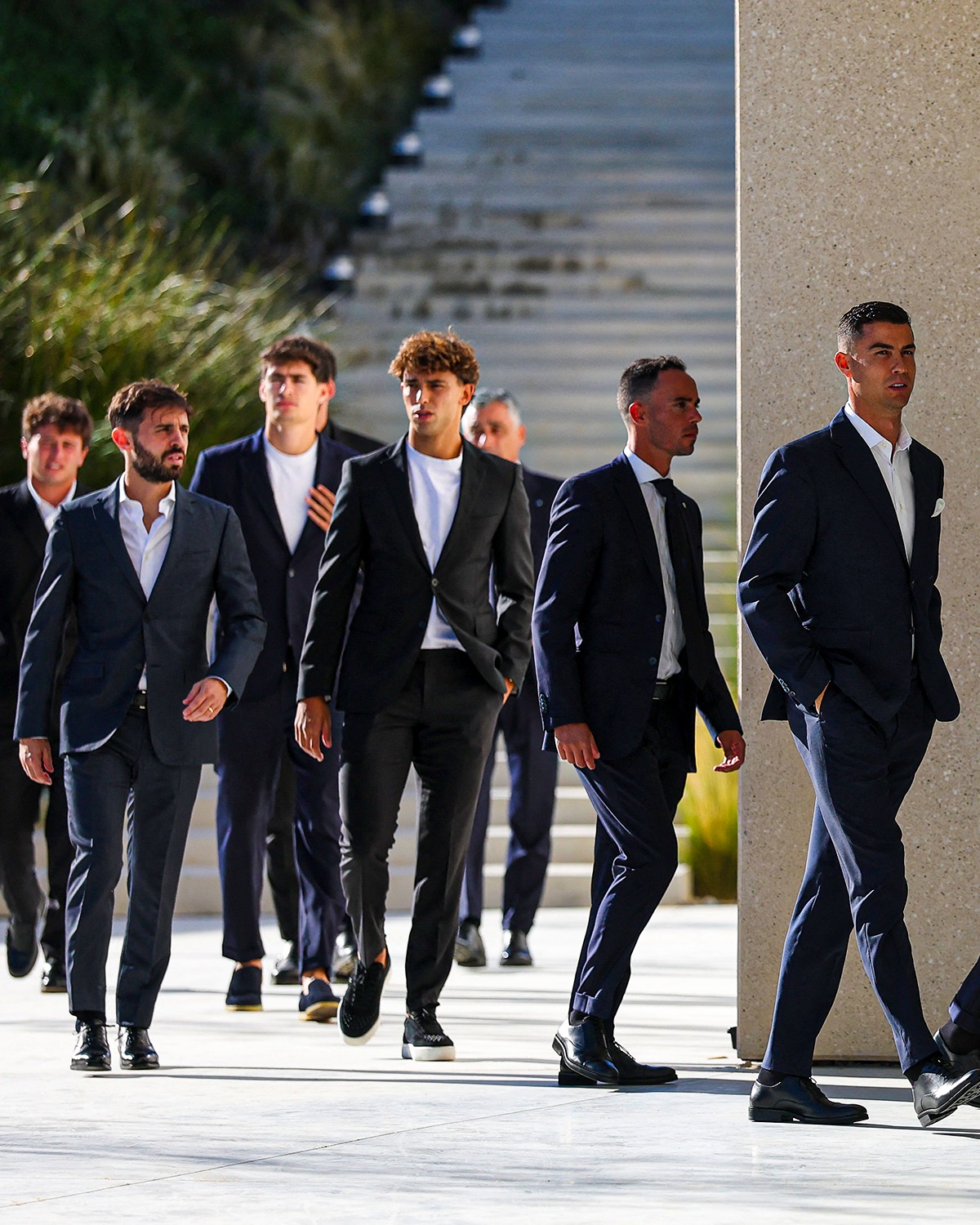 Xúc động khoảnh khắc Ronaldo ôm chầm lấy bố của cầu thủ xấu số Diogo Jota- Ảnh 3. Xúc động khoảnh khắc Ronaldo ôm chầm lấy bố của cầu thủ xấu số Diogo Jota- Ảnh 3.