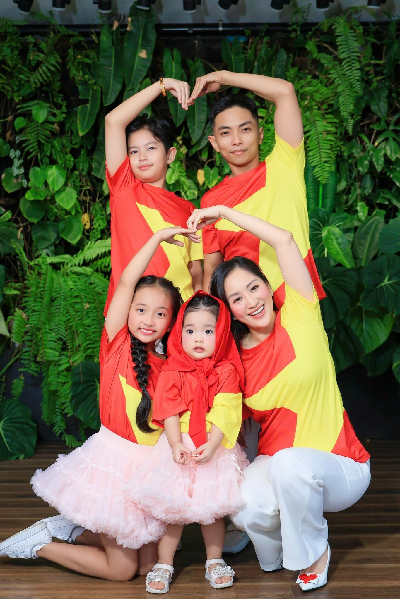 Gia đình Khánh Thi-Phan Hiển tung bộ ảnh yêu nước cực xịn, visual 3 Gia đình Khánh Thi-Phan Hiển tung bộ ảnh yêu nước cực xịn, visual 3