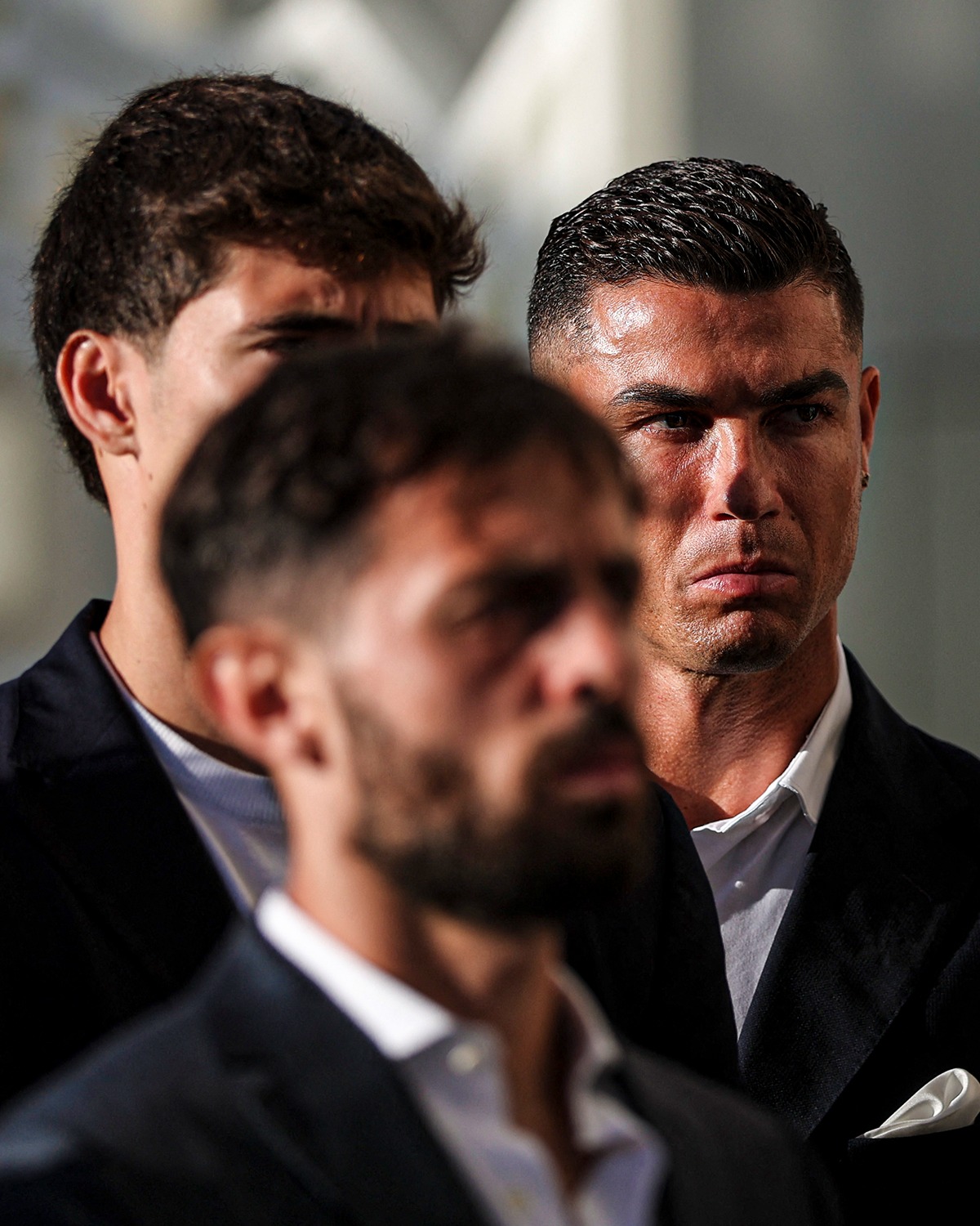 Xúc động khoảnh khắc Ronaldo ôm chầm lấy bố của cầu thủ xấu số Diogo Jota- Ảnh 4. Xúc động khoảnh khắc Ronaldo ôm chầm lấy bố của cầu thủ xấu số Diogo Jota- Ảnh 4.