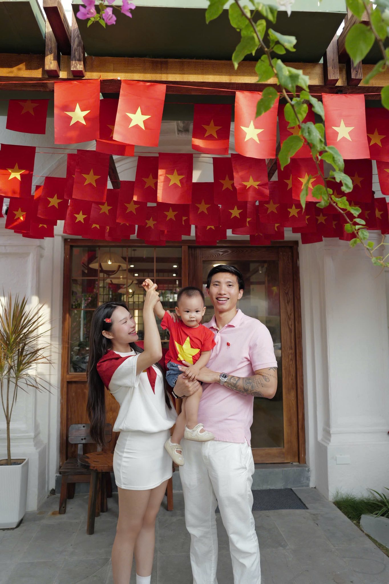 "Team qua đường" gặp Văn Hậu - Hải My check-in ngay trước biệt thự bạc tỷ mới xây, visual "cam thường" gây sốt!- Ảnh 5. "Team qua đường" gặp Văn Hậu - Hải My check-in ngay trước biệt thự bạc tỷ mới xây, visual "cam thường" gây sốt!- Ảnh 5.