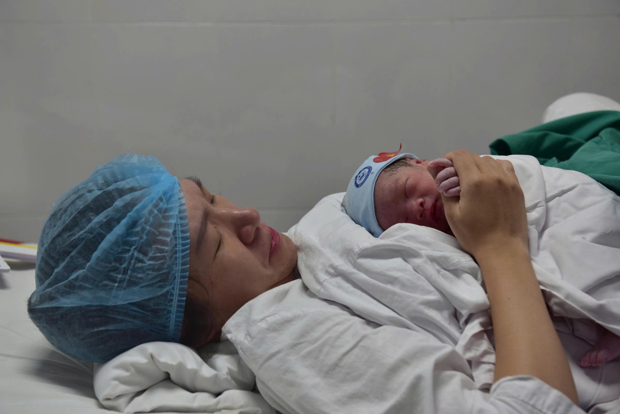 Em bé chào đời lúc 0 giờ 2 phút mang tên Quốc Khánh- Ảnh 1.