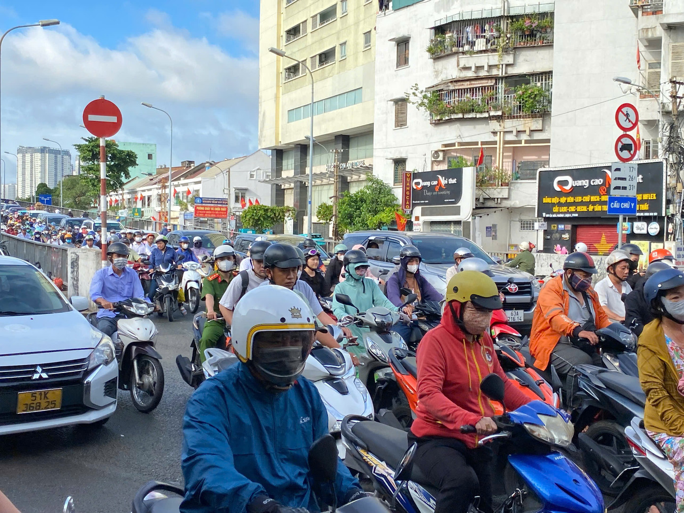 Các tuyến đường vào trung tâm TPHCM kẹt cứng trong ngày đầu đi làm sau lễ- Ảnh 1. Các tuyến đường vào trung tâm TPHCM kẹt cứng trong ngày đầu đi làm sau lễ- Ảnh 1.