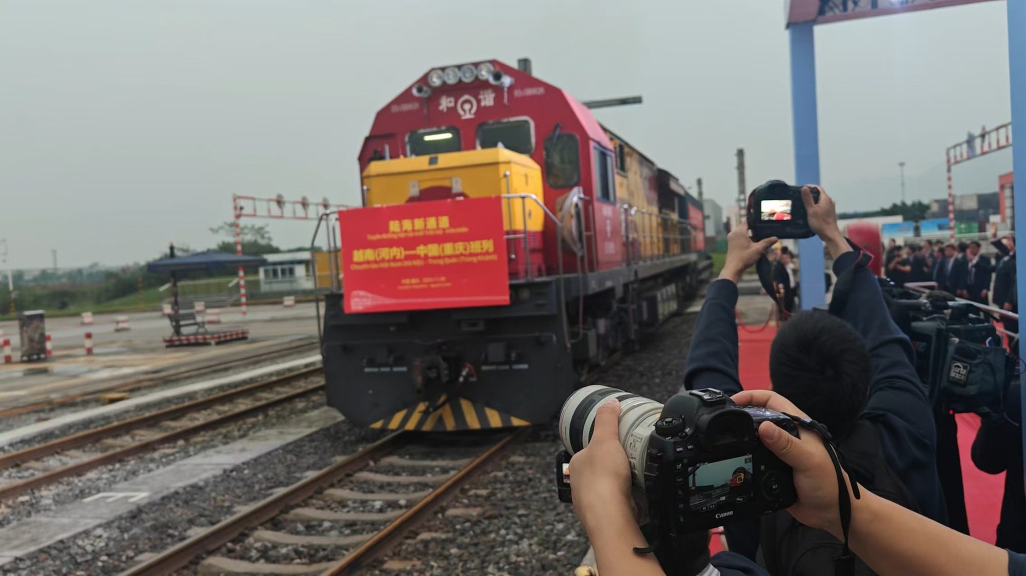 Trung Quốc xây dựng 'Kênh đào Suez' trên bộ kết nối Á-Âu, bỏ qua đường biển: Hà Nội cũng là một mắt xích- Ảnh 1. Trung Quốc xây dựng 'Kênh đào Suez' trên bộ kết nối Á-Âu, bỏ qua đường biển: Hà Nội cũng là một mắt xích- Ảnh 1.