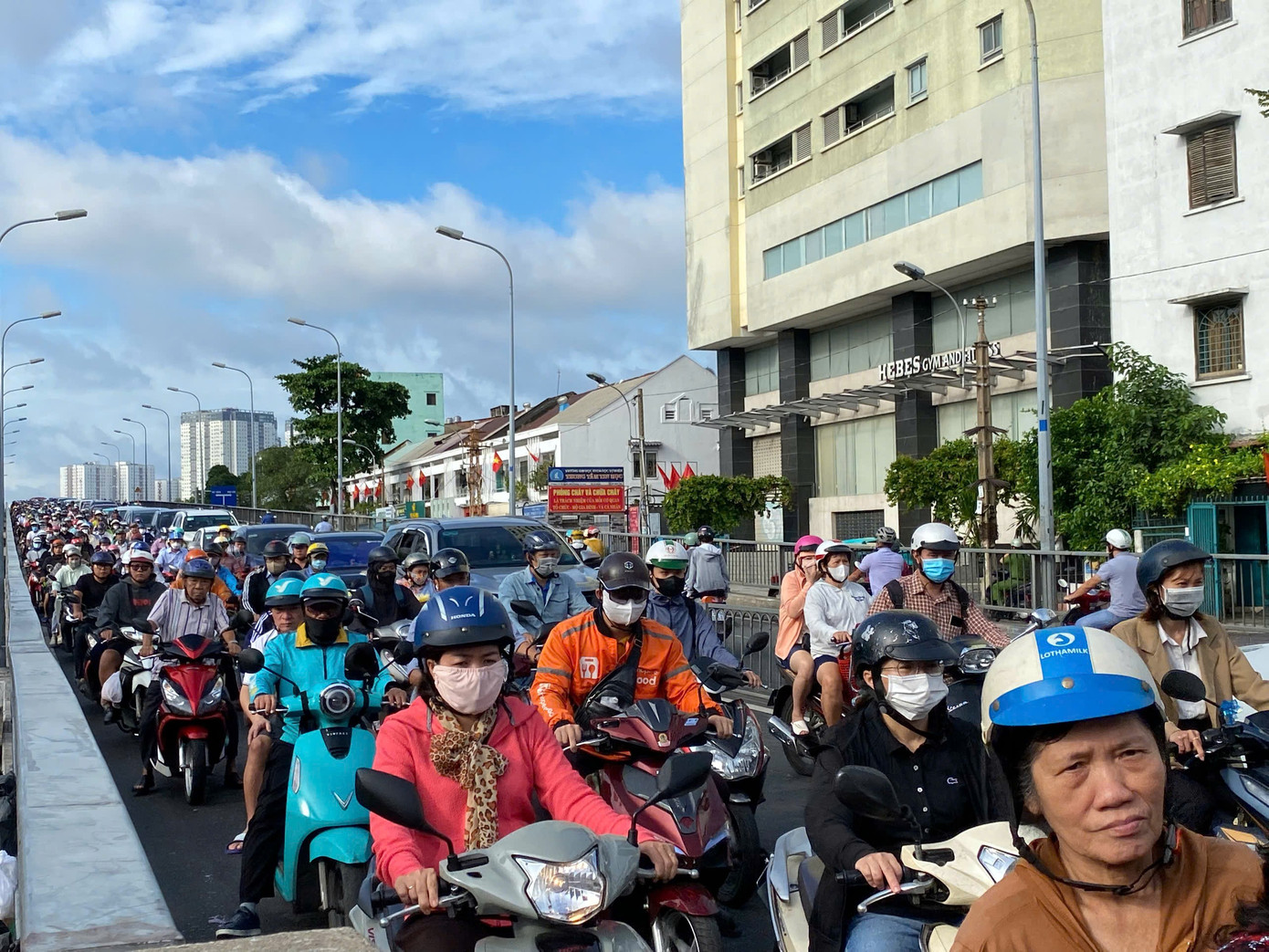 Các tuyến đường vào trung tâm TPHCM kẹt cứng trong ngày đầu đi làm sau lễ- Ảnh 2. Các tuyến đường vào trung tâm TPHCM kẹt cứng trong ngày đầu đi làm sau lễ- Ảnh 2.