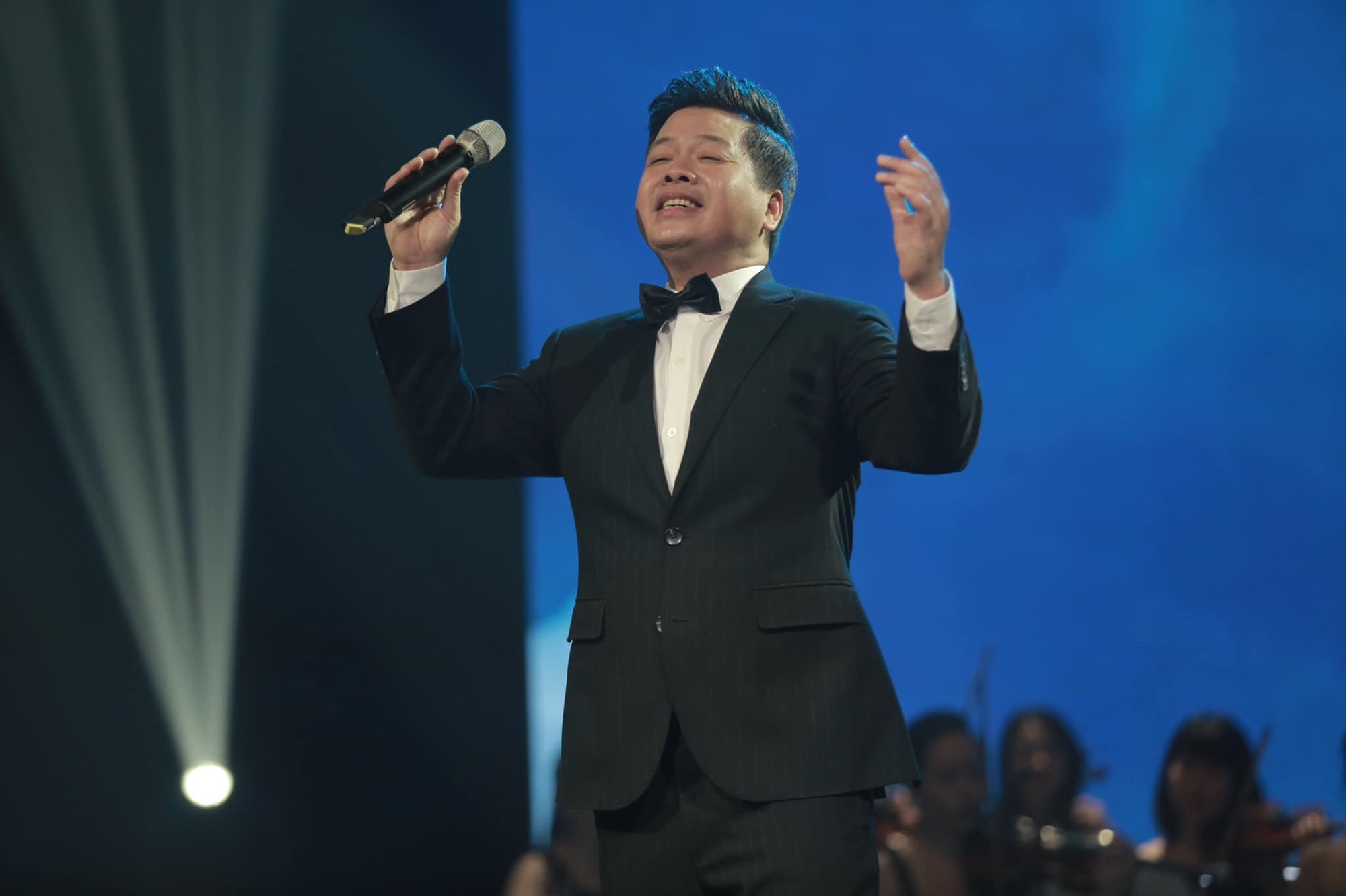 Nam ca sĩ hát mở màn cả 2 Concert Quốc Gia: “Ông hoàng nhạc đỏ” danh xứng với thực, từng nhận cát-xê 40.000 đồng- Ảnh 11. Nam ca sĩ hát mở màn cả 2 Concert Quốc Gia: “Ông hoàng nhạc đỏ” danh xứng với thực, từng nhận cát-xê 40.000 đồng- Ảnh 11.