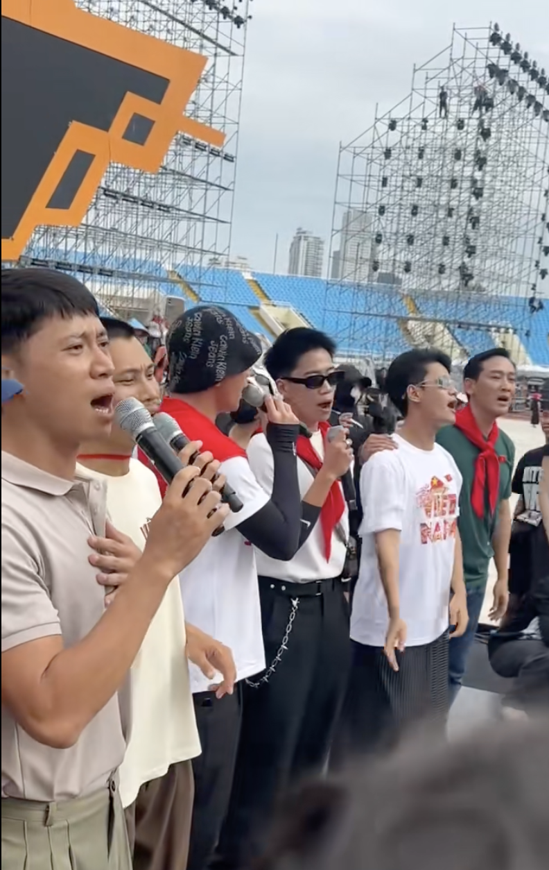 Bài hát quốc dân hot nhất 2/9 leo thẳng top thịnh hành toàn cầu, tạo trend “dậy sóng” cả showbiz- Ảnh 2. Bài hát quốc dân hot nhất 2/9 leo thẳng top thịnh hành toàn cầu, tạo trend “dậy sóng” cả showbiz- Ảnh 2.