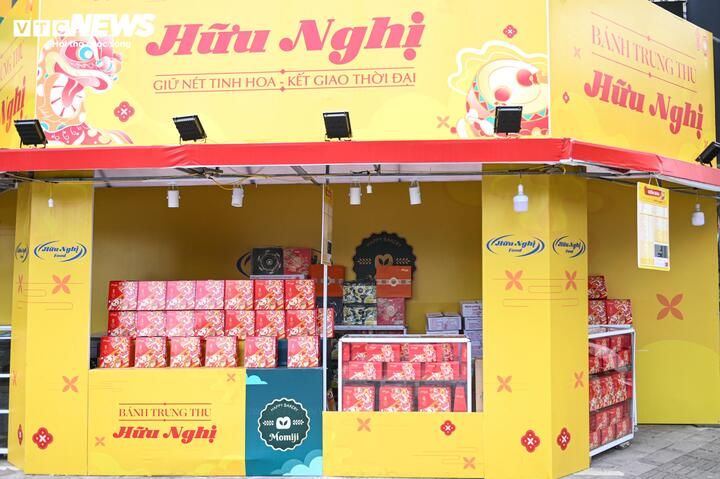Đón rằm tháng Bảy, bánh trung thu lên kệ sớm- Ảnh 1. Đón rằm tháng Bảy, bánh trung thu lên kệ sớm- Ảnh 1.