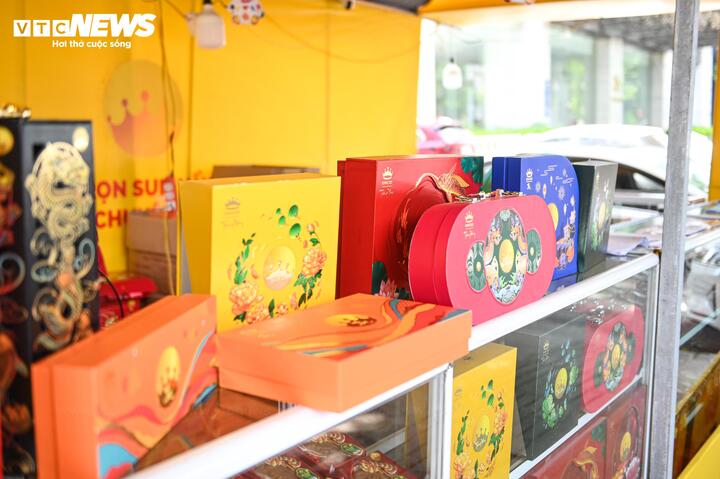 Đón rằm tháng Bảy, bánh trung thu lên kệ sớm- Ảnh 5. Đón rằm tháng Bảy, bánh trung thu lên kệ sớm- Ảnh 5.