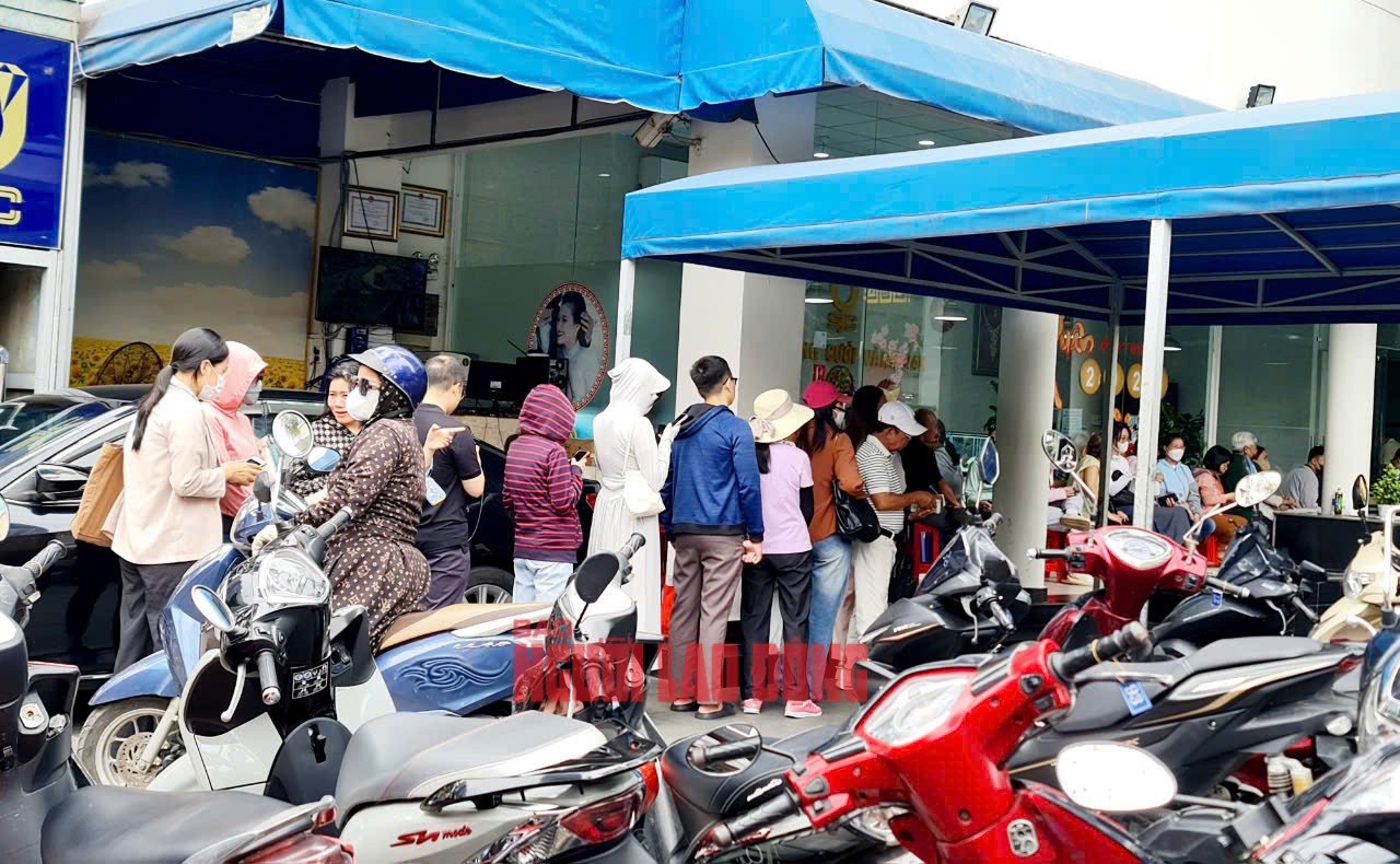 Khó mua vàng miếng SJC, nhiều người xếp hàng mua vàng nhẫn ở TP HCM- Ảnh 1.