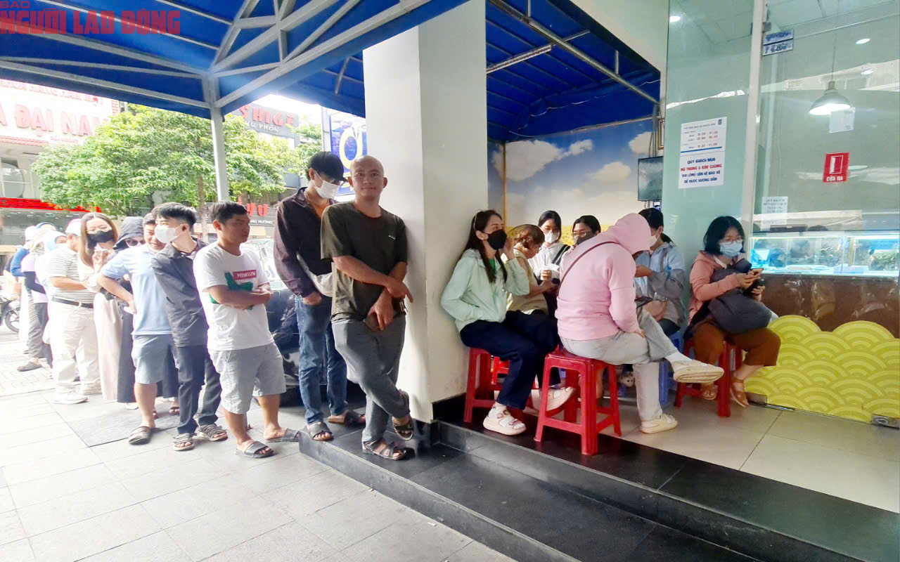 Khó mua vàng miếng SJC, nhiều người xếp hàng mua vàng nhẫn ở TP HCM- Ảnh 2.